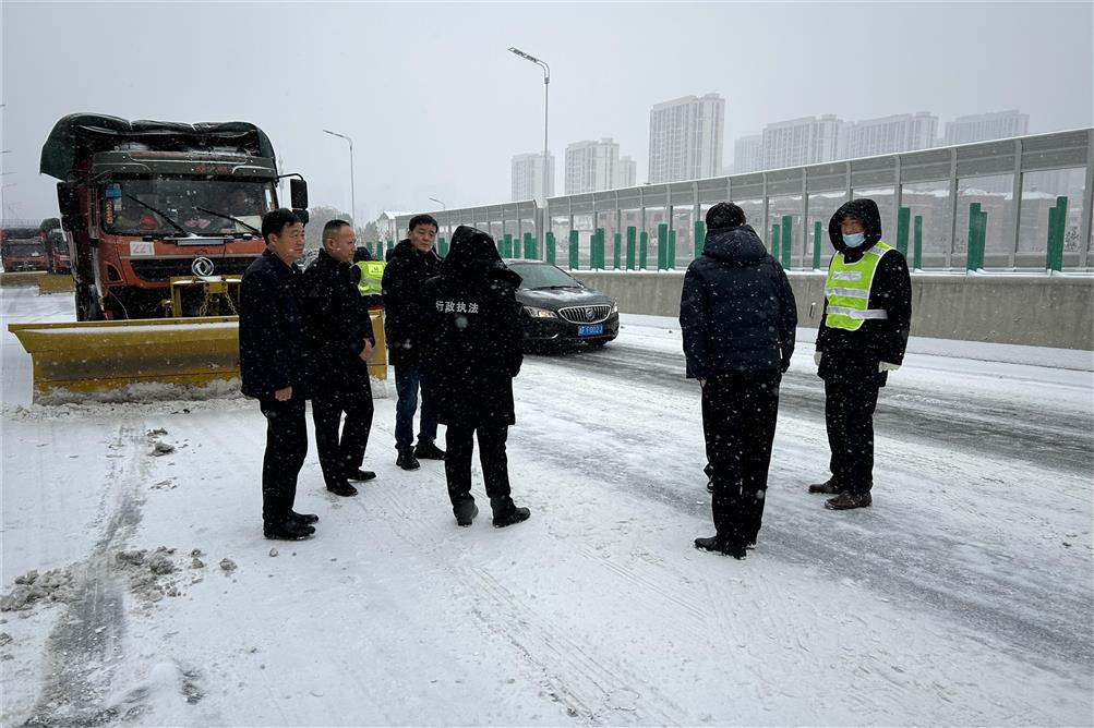 交通實(shí)業(yè)徹夜奮戰(zhàn)，除雪融冰保暢行